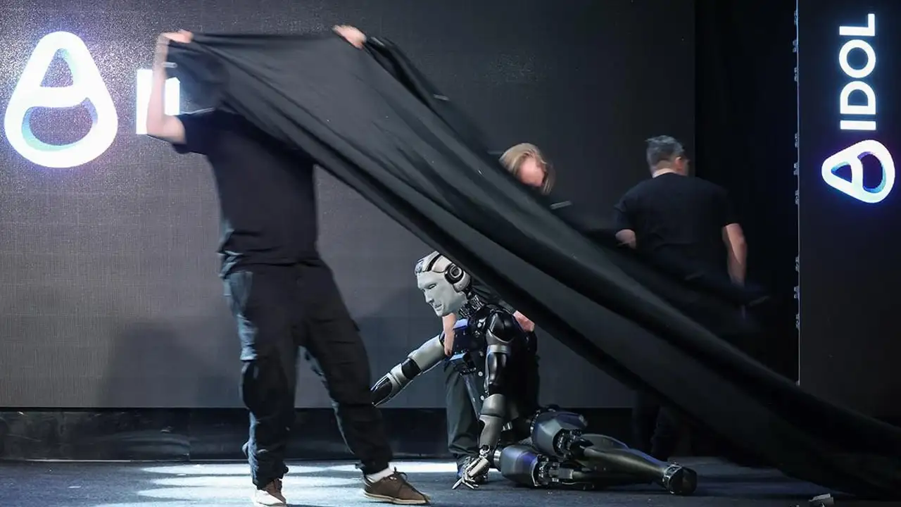 Rossiyaning odamsimon roboti taqdimot paytida yiqilib parchalandi