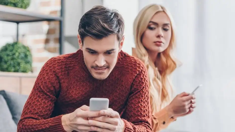 Turkiyada boshqa ayollarning suratlariga layk bosgan erkak ajrimda aybdor deb topildi