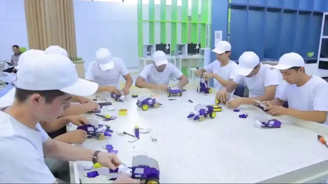 O‘zbekistonlik talabalar bir vaqtda 2 mingta robot yasab Ginnes rekordini yangilamoqchi