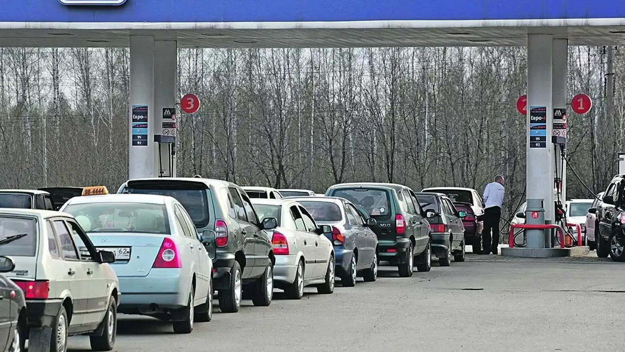 Rossiyada benzin tanqisligi kuchaymoqda, u Moskvagacha yetib kelishi mumkin