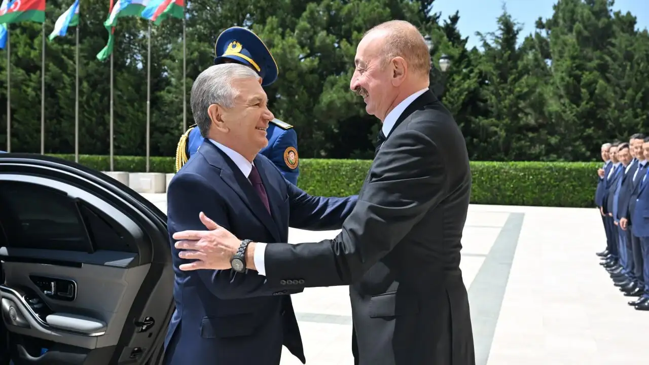 Boku shahrida Shavkat Mirziyoyevni tantanali kutib olish marosimi bo‘lib o‘tdi