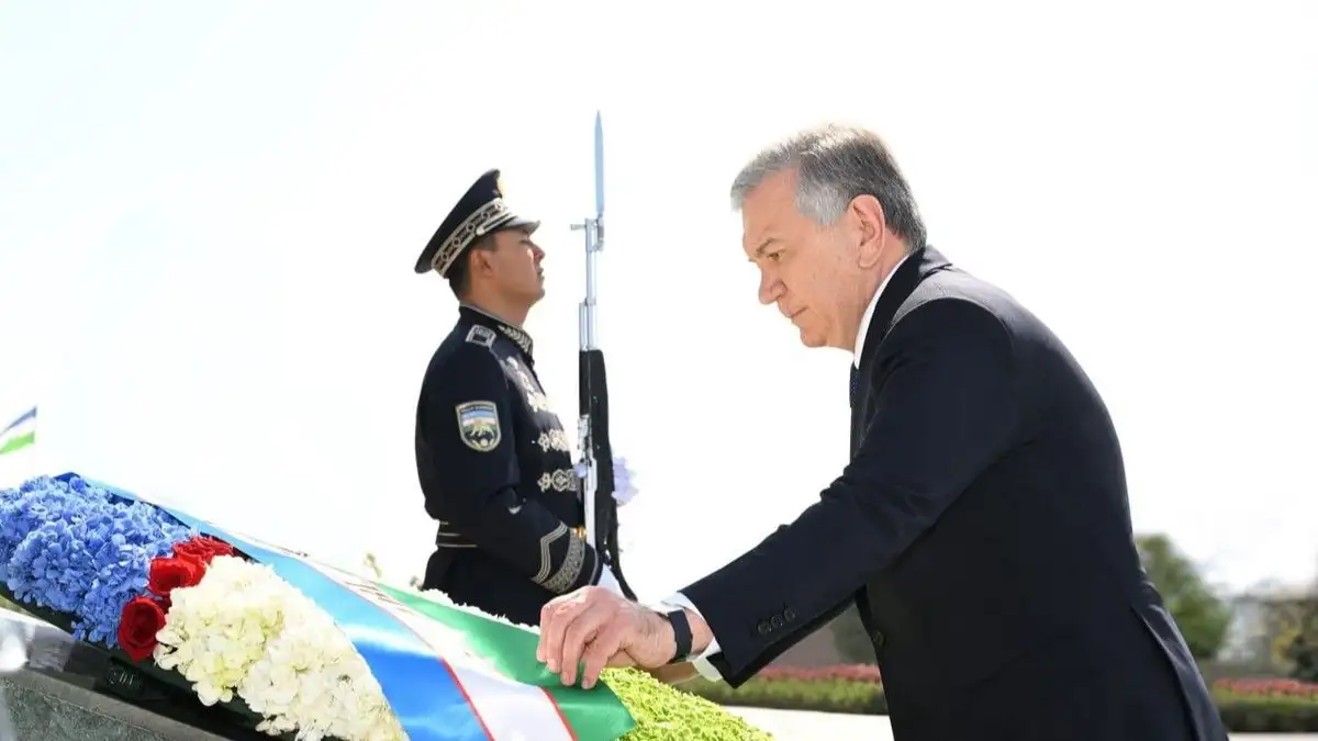 Shavkat Mirziyoyev Mustaqillik monumentiga gulchambar qo‘ydi