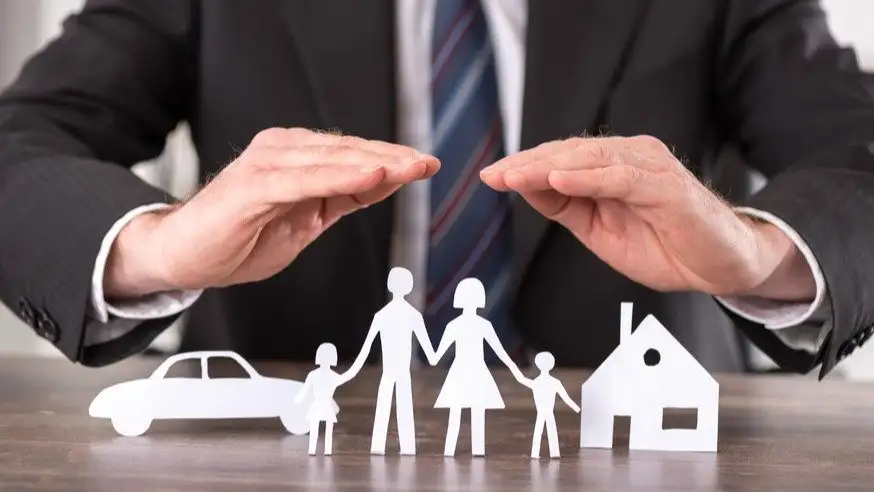 Вақтинчалик меҳнатга лаёқатсизлик нафақаси "проактив шаклда" тайинланади  Ижтимоий ҳаёт 5 ноябр 2025 115 Матн: Abror Umarkulov 2026 йил 1 январдан Ўзбекистонда давлат ижтимоий суғуртасининг янги тизими жорий этилади.   Президентнинг “Давлат ижтимоий суғуртаси бўйича тўловларни тайинлаш ва тўлаш тизимини такомиллаштиришга оид чора-тадбирлар тўғрисида”ги фармони (ПФ–206-сон, 03.11.2025 й.)да бу ҳақда маълум қилинди.  Янги тизимда фуқаролар давлат ижтимоий суғуртаси билан қуйидаги шартларда қамраб олинади:  мажбурий асосларда – Ўзбекистон Республикасининг Давлат бюджети тўғрисидаги қонун билан миқдори белгиланадиган жисмоний шахслардан олинадиган даромад солиғининг бир қисми ҳисобидан; ихтиёрий асосларда – меҳнатга ҳақ тўлаш энг кам миқдорининг 5 фоизи миқдоридаги ҳар ойлик суғурта бадалининг энг кам миқдорини тўлаш эвазига. Фуқароларга давлат ижтимоий суғуртаси бўйича тўловлар уларнинг минимал суғурта стажи ва тўлаган суғурта бадалига мутаносиб равишда Ижтимоий ҳимоя миллий агентлигининг Давлат ижтимоий суғурта жамғармаси (Жамғарма) орқали тўланади.  Жамғарма орқали қуйидагилар проактив шаклда тайинланади ва тўланади:  2026 йил 1 январдан ҳомиладорлик ва туғиш нафақаси; 2026 йил 1 июлдан вақтинчалик меҳнатга лаёқатсизлик нафақаси. Шунингдек, фуқароларнинг мурожаатлари асосида 2030 йил 1 январдан ишдан бўшатиш нафақаси ҳам Жамғарма орқали тайинланади ва тўланади.