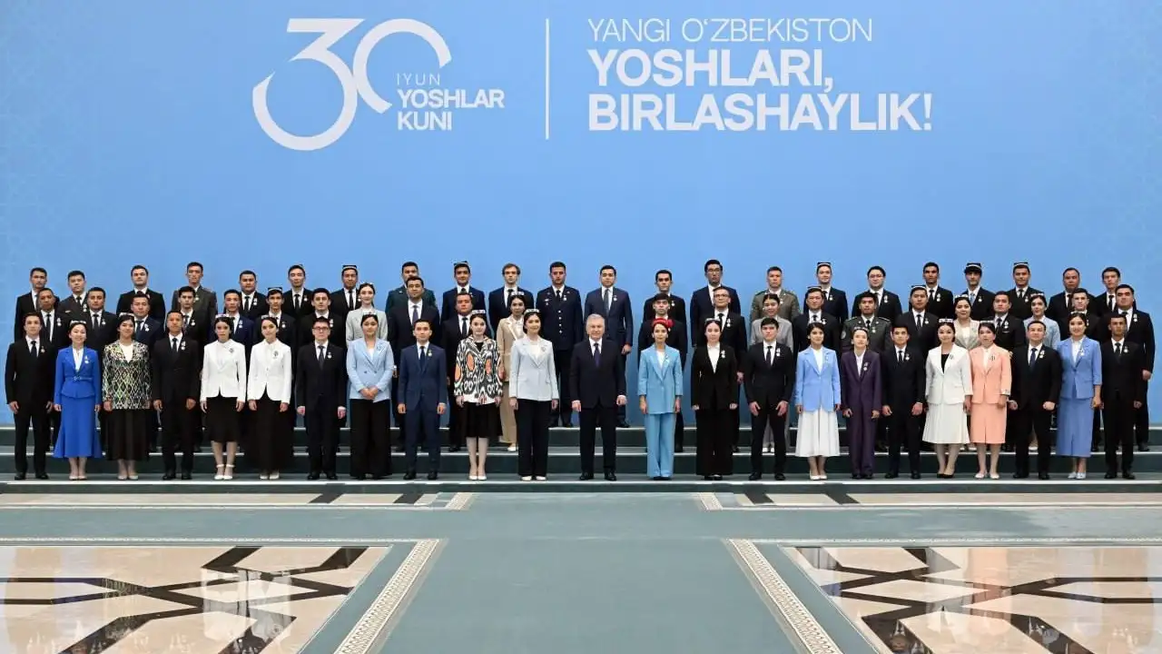 Shavkat Mirziyoyev mamlakatimiz rivojiga munosib hissa qo‘shayotgan bir guruh faol yoshlarga davlat mukofotlarini topshirdi