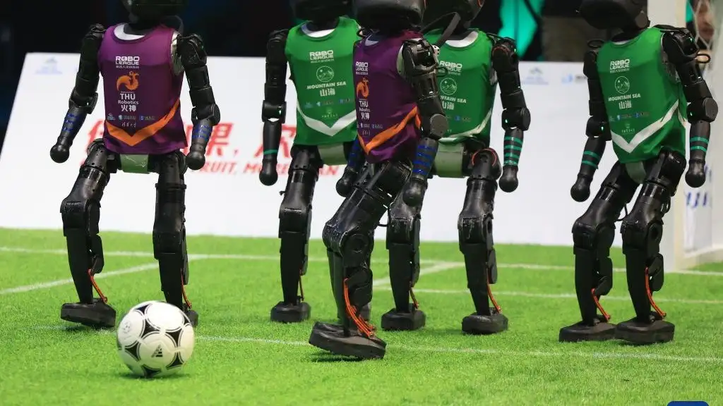 Pekinda robotlar o'rtasida ilk futbol o'yini o'tkazildi