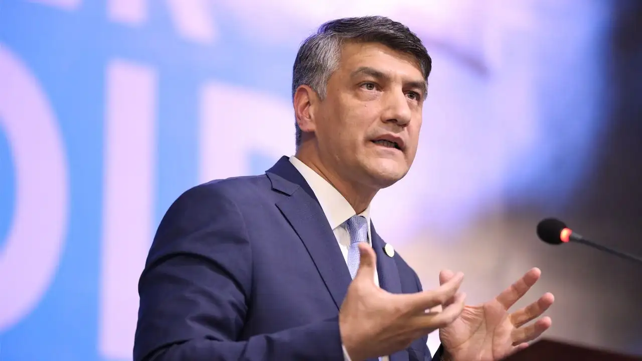 «Yalang‘ochlikni dunyoviylik deb qabul qildik, endi yopinib yurish huquqiga daxl qilmaslikni ham o‘rganaylik» – Alisher Qodirov