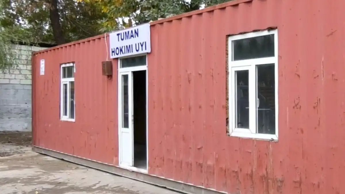 Norin tumani hokimi mahalla hududiga o‘rnatilgan konteyner uyga ko‘chib o‘tdi