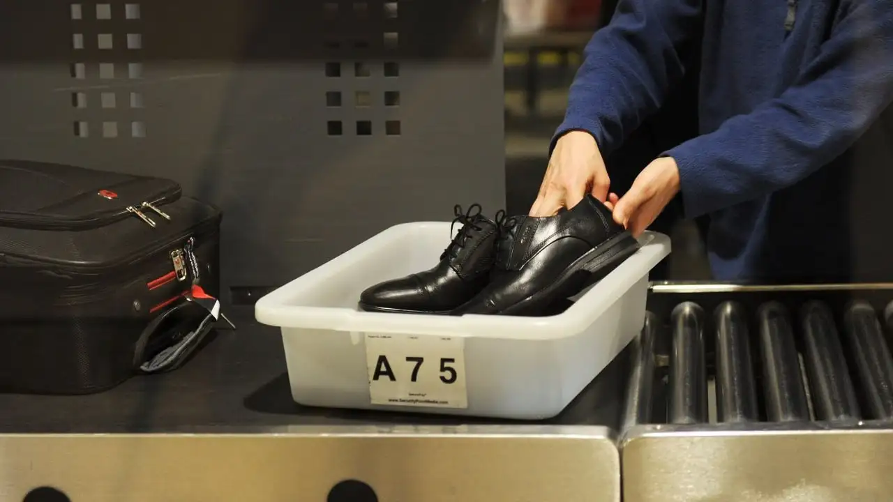 AQSH aeroportlarida tekshiruvdan o‘tishda poyabzal yechish talabi bekor qilindi